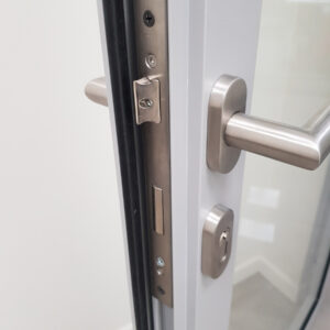 Wymiana wkładek i klamek w drzwiach metalowych oraz aluminiowych