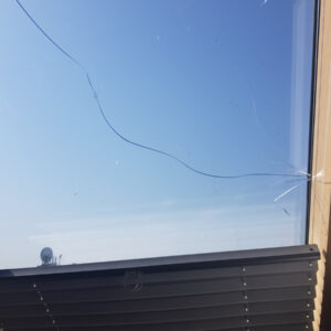 Wymiana szyby w oknie dachowym - przed